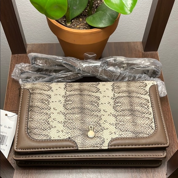 •NWT• LONDON FOG crossbody purse // tan brown + cream snakeskin // faux leather - Picture 1 of 16